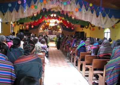 Culto in a charismatic Catholic congregation. Note the large speakers to the left and right of the dais. Courtesy of Gilbert Bradshaw, 2003.