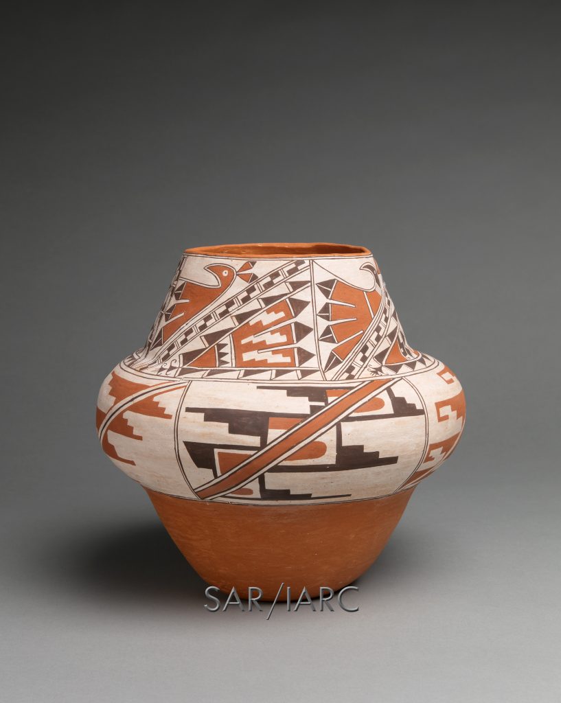 Water jar (k'yabokya de'ele), Timothy Edaakie (Zuni Pueblo), 2019, clay paints. Cat. no. SAR.2020-2-2. Photo by Addison Doty.
